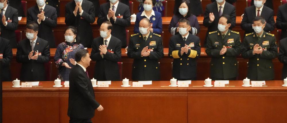 Xi Jinping, Chinas Staats- und Parteichef, trifft zu einer Sitzung des Nationalen Volkskongresses (NVK) im Rahmen der Jahrestagung des NVK in der Großen Halle des Volkes ein.
