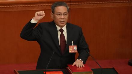 Li Qiang, neu gewählter Ministerpräsident CHinas, legt während einer Sitzung des Nationalen Volkskongresses seinen Eid ab.