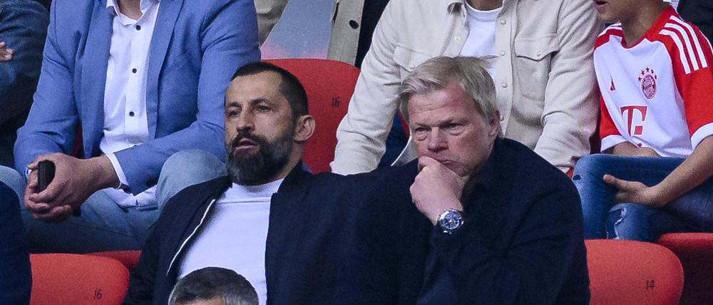 Münchens Sportvorstand Hasan Salihamidzic (M) und Münchens Vorstandsvorsitzender Oliver Kahn (r) sitzen am 20. Mai auf der Tribüne. 