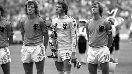 Der spielende Torhüter und sein Fürsprecher. Jan Jongbloed (Mitte) hatte Johan Cruyff viel zu verdanken.