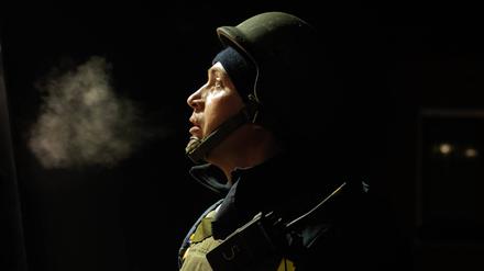 Yuri, ein Feuerwehrmann, reagiert auf eine neue Welle von Drohnenangriffen auf die zivile Infrastruktur in Charkiw, Ukraine, am 30. Januar 2024.