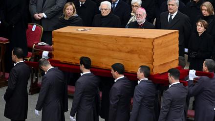 Italienische Politiker nehmen Abschied von Papst Benedikt.