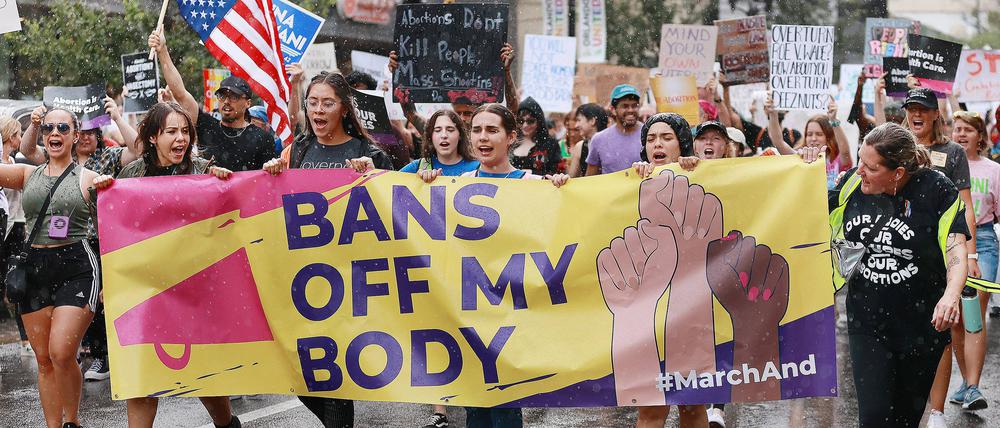Frauen demonstrieren für Abtreibungsrechte in der Innenstadt von Orlando, Florida.