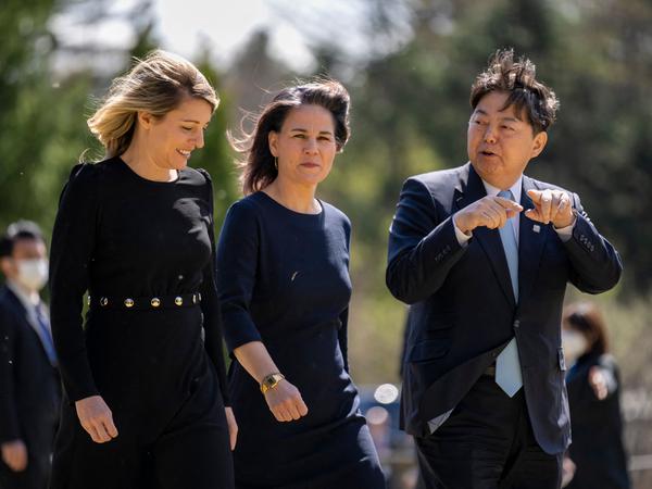 Kanadas Außenministerin Melanie Joly, Deutschlands Vertreterin Annalena Baerbock und Japans Außenminister Yoshimasa Hayashi bei dem Treffen in Karuizawa.