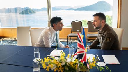 Der britische Premier Rishi Sunak (L) and Wolodymyr Selensky, der Staatspräsident der Ukraine, sprechen beim G7-Treffen in Hiroshima.