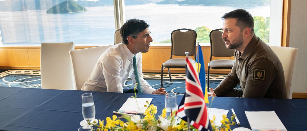Der britische Premier Rishi Sunak (L) and Wolodymyr Selensky, der Staatspräsident der Ukraine, sprechen beim G7-Treffen in Hiroshima.