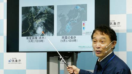 Der Direktor der Vorhersageabteilung der Japanischen Meteorologischen Agentur bei einer Pressekonferenz zum Taifun Nanmadol. (Archivbild)
