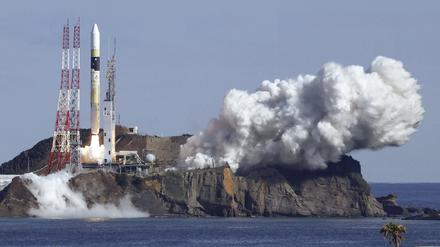 Eine H2A-Rakete hebt vom Tanegashima Space Center in Kagoshima, Südjapan, ab.