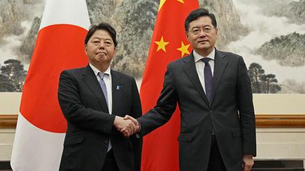 Japans Außenminister Yoshimasa Hayashi und Chinas Außenminister Qin Gang.