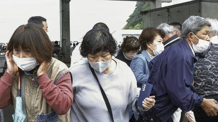 Japan, Wakayama: Anwohner versuchen zu fliehen, nachdem in einem Hafen in Wakayama offenbar eine Rauchbombe geworfen worden war.