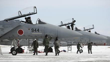 Japans Luftwaffe bei einem Testflug Anfang Januar in Hokkaido. Das Land will seine Verteidigungsausgaben bis 2027 verdoppeln.