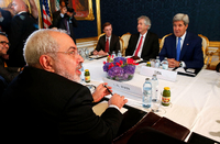 An einem Tisch: Irans Außenminister Javad Zarif (vorn) und sein US-Kollege John Kerry (rechts) am Montag in Wien
