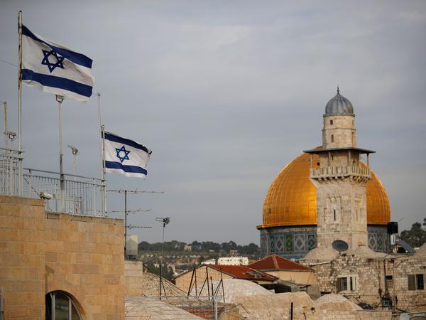 Israelische Flaggen wehen auf dem Tempelberg, in der Nähe des Felsendoms auf dem Gelände der Al-Aksa-Moschee. Sowohl für Muslime als auch für Juden ist der Berg heilig.