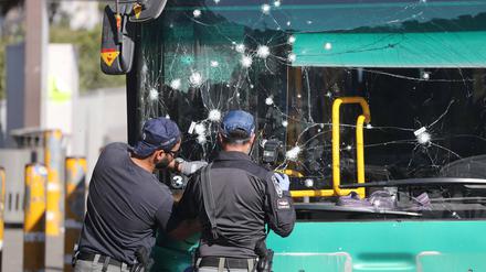 Die israelische Polizei untersucht den Tatort einer Explosion an einer Bushaltestelle in Jerusalem. 