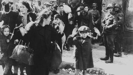 Von deutschen Soldaten während des Aufstands im Warschauer Ghetto gefangen genommene Juden, 19. April bis 16. Mai 1943.