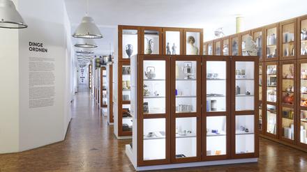 Das Museum der Dinge ist seit 2007 in der Oranienstraße 25 beheimatet. Die Sammlung umfasst 15.000 Museumsobjekte, mehr als 45.000 Dokumente und eine umfangreiche Bibliothek.