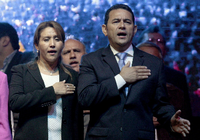 Der neue Präsident Guatemalas, Jimmy Morales, feiert seinen Sieg gemeinsam mit seiner Frau Gilda de Morales.