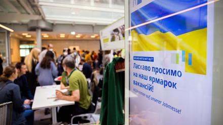 Ukrainische Geflüchtete konnten auf der von der IHK und der Agentur für Arbeit organisierten Jobmesse nach Beschäftigungen suchen.