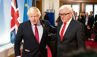 Der Britische Außenminister Boris Johnson (l) steht neben Bundesaußenminister Frank-Walter Steinmeier (SPD) nach einer Pressekonferenz in Berlin.