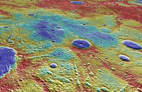 Anomalie. In dem blau gefärbten Becken „Suisei Planitia“ fand die Sonde auffällige magnetische Signale. Sie verweisen auf eine frühe Magnetisierung der Kruste des Merkur. Ebenfalls in Blau sind zahlreiche Einschlagkrater zu erkennen. Sie sind teilweise größer als 50 Kilometer.