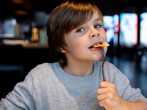 Johan, 8 Jahre, mag Grießbrei und Nudeln mit Tomatensauce. Er hat schon mal einen Löffel Wasabi gegessen. 