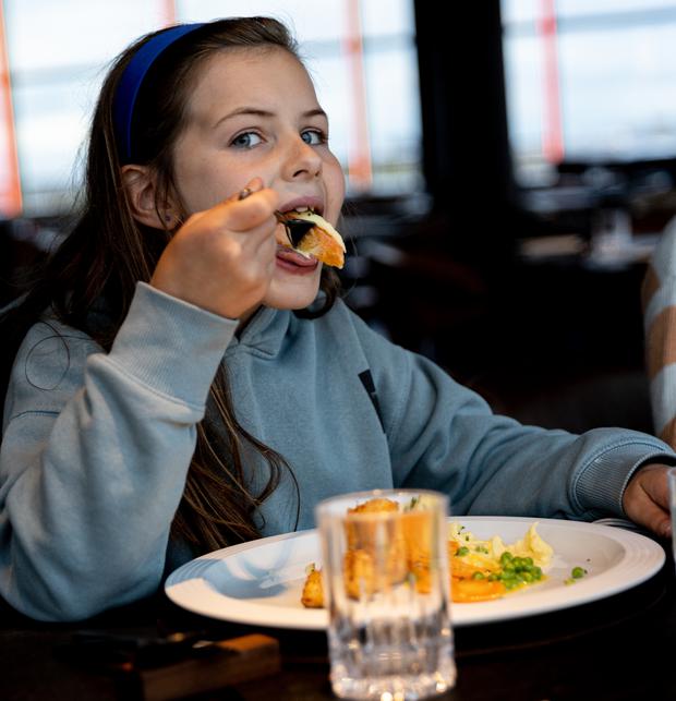 Ada, 10 Jahre, mag Pizza und Burger, aber nichts, was scharf schmeckt. Sie wäre gern noch zum Abendessen im „Golvet“ geblieben. 