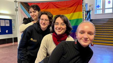 Jorina (16), Hanna, Anna und Philippa (alle 17; von vorne nach hinten) im Foyer des Lichterfelder Goethe-Gymnasiums: Sie alle sind Mitglieder der Queer-AG, die von Schüler:innen Ende 2021 gegründet wurde.