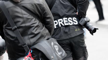 Ein Fotoreporter trägt auf einer Demonstration in Hamburg einen Presse-Aufnäher.