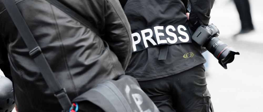 Ein Fotoreporter trägt auf einer Demonstration in Hamburg einen Presse-Aufnäher.