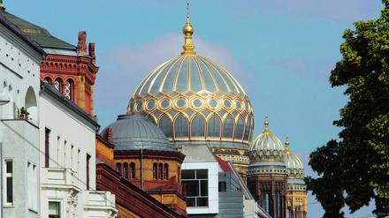 Die Kuppel der Synagoge in Berlin glänzt golden über den Dächern der Oranienburger Straße. 
