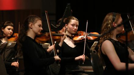 Abschlussveranstaltung des Landeswettbewerbs „Jugend musiziert“ in der Potsdamer Schinkelhalle. An 170 Teilnehmende wurden Urkunden übergeben.