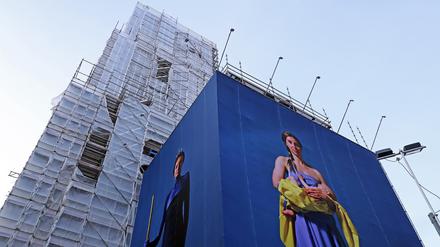 Banner mit Porträts ukrainischer Flüchtlingsfrauen am Turm Garnisonkirche.