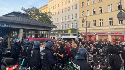 Trotz Demo-Verbots kamen am Mittwochabend viele Menschen zum  Hermannplatz. 