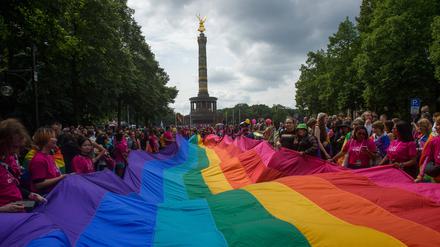 Pride-Fahne beim Christopher Street Day 2023 in Berlin