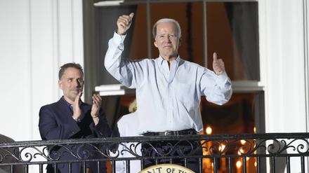 US-Präsident Joe Biden und sein zweiter Sohn Hunter Biden am 4. Juli 2022 auf dem Truman Balkon des Weißen Hauses.
