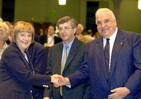 Mittendrin statt nur dabei. Nicht viele legen eine Karriere wie Jean-Claude Juncker hin. Ob mit deutschen Politikgrößen, wie hier Angela Merkel und Helmut Kohl, oder bei der Debatte um den Euro: Der Luxemburger war immer vorne dabei. In unserer Galerie sehen Sie noch einmal die wichtigsten Stationen der turbulenten Laufbahn.