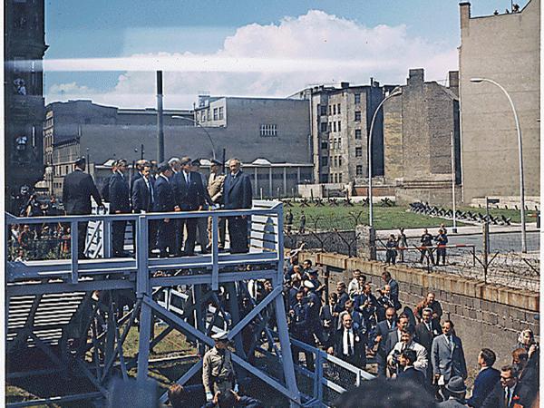Auch der Besuch einer Aussichtsplattform an der 1961 erbauten Berliner Mauer stand auf dem Programm.