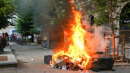 Am 29. Juni in Marseille. Am Rande einer Demonstration für Gerechtigkeit für Nahel wurden Möbel auf der Straße in Brand gesetzt. 