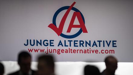 Mitglieder stehen beim Bundeskongress der Jungen Alternative, der Jugendorganisation der Alternative für Deutschland (AfD), nebeneinander. 