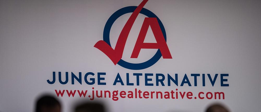 Mitglieder stehen beim Bundeskongress der Jungen Alternative, der Jugendorganisation der Alternative für Deutschland (AfD), nebeneinander. 