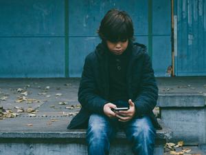 Wann sollten Kinder das erste Smartphone bekommen, welches Modell ist geeignet und was können Eltern tun, um ihr Kind zu schützen?