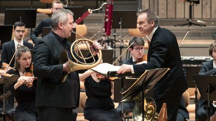 Zu sehen ist die Junge Deutsche Philharmonie mit dem Horn-Solistem Stefan Dohr und dem Dirigenten Jonathan Nott. Foto: Lena Laine
