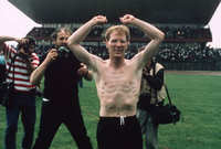 Na, wer erkennt ihn? Logo, Matthias Sammer, später Sportchef beim FC Bayern München. Im Juni 1990 jubelte der schmale Matthias in der Berliner Sommerhitze. Mit Dynamo Dresden hatte er damals den DDR-Pokal gewonnen.