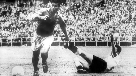Just Fontaine - hier im Spiel gegen die Bundesrepublik Deutschland - wurde 1958 mit Frankreich WM-Dritter und Torschützenkönig.