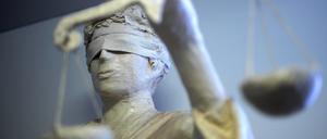 Die Statue Justitia ist in einem Amtsgericht zu sehen (Symbolbild).