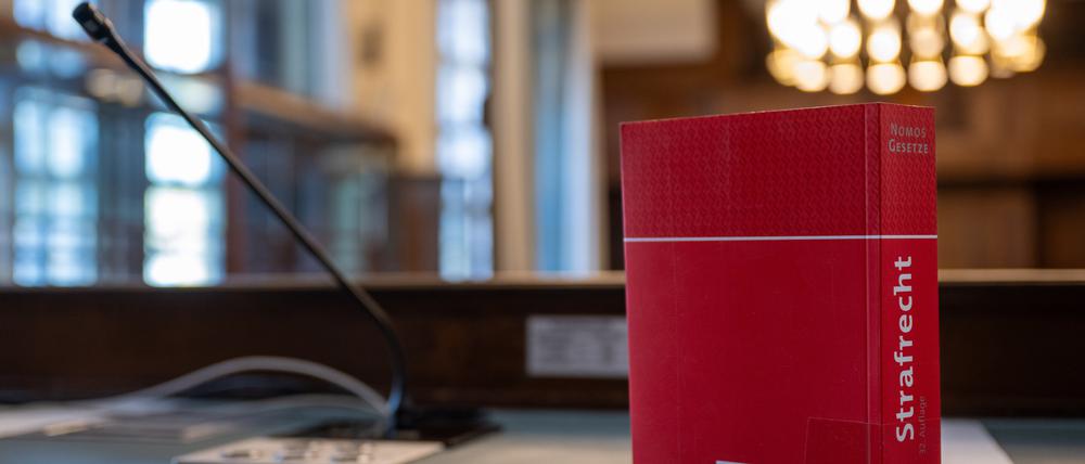 Das Gesetzbuch „Strafrecht“ steht auf einem Tisch in einem Verhandlungssaal im Kriminalgericht Moabit.