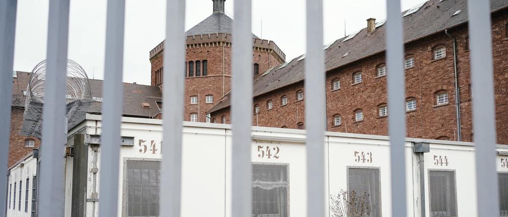 Hinter dem Gefängniszaun ist das Hauptgebäude der Justizvollzugsanstalt Bruchsal zu sehen. In diesem Gefängnis saß ein nun flüchtiger verurteilter Mörder ein. (Archivfoto)