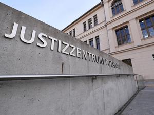Am Amtsgericht Potsdam ist ein Mittwoch ein 50-jähriger Fahrer eines Geldtransporters verurteilt worden.