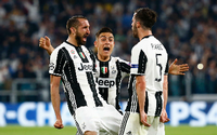 Juventus' Giorgio Chiellini feiert den dritten Treffer mit Paulo Dybala und Miralem Pjanic.
