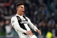 Cristiano Ronaldo von Juventus jubelt nachdem er das dritte Tor seiner Mannschaft erzielt hat.